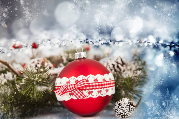 Bolas de Natal vermelho sobre fundo feriado espumante — Fotografia de Stock