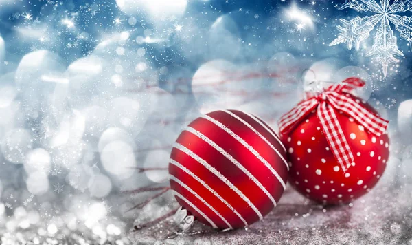 Bolas de Natal vermelho sobre fundo feriado espumante — Fotografia de Stock