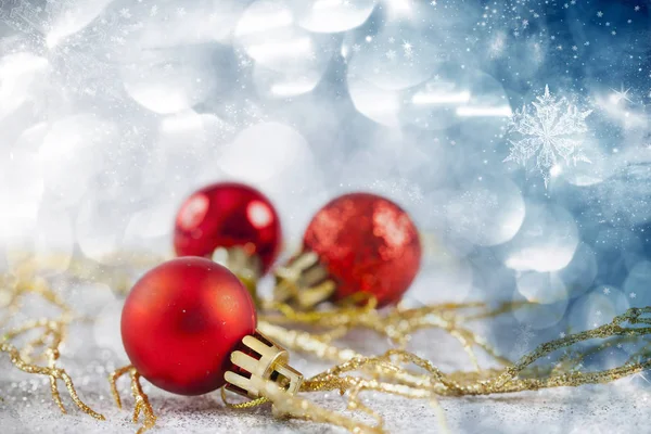 Bolas de Natal vermelho sobre fundo feriado espumante — Fotografia de Stock