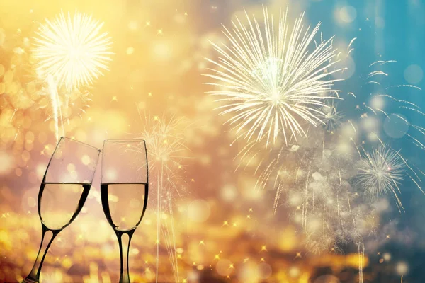 Lunettes avec champagne contre feux d'artifice — Photo