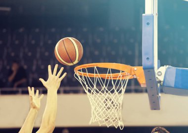 Basketbol maçında potada top