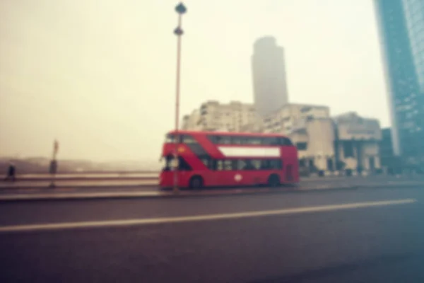 Vista borrosa del tráfico por carretera en Londres, con el icónico autobús rojo — Foto de Stock