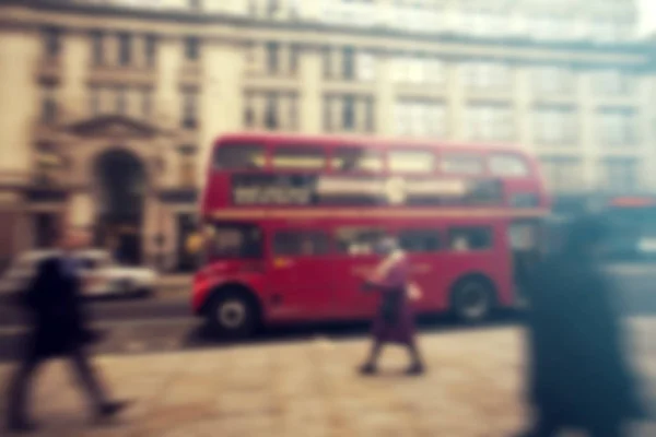 Vista borrosa del tráfico por carretera en Londres, con el icónico autobús rojo — Foto de Stock