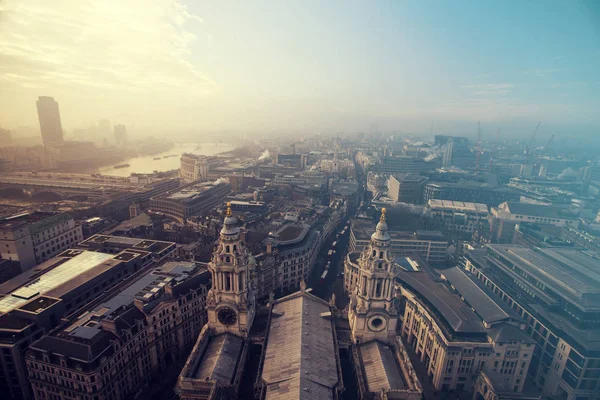 Vista de Londres en un día de niebla desde la catedral de San Pablo — Foto de Stock