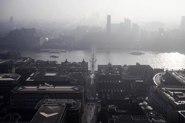 Vista aérea de Londres en un día nublado desde la catedral de San Pablo — Foto de Stock