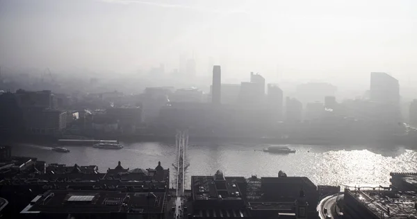 Vista aérea de Londres en un día nublado desde la catedral de San Pablo — Foto de Stock