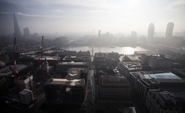 Veduta aerea di Londra in un giorno nebbioso dalla cattedrale di St Paul — Foto Stock