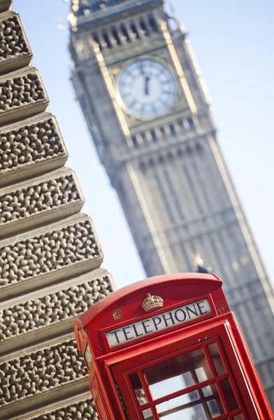 Cabina telefónica roja junto al Big Ben - Londres — Foto de Stock