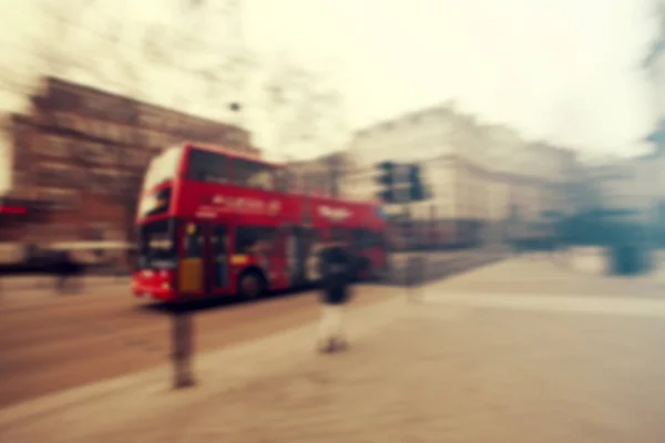 Verschwommener Blick auf den Straßenverkehr in London mit ikonischem roten Bus — Stockfoto