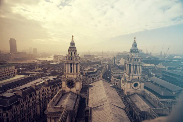 Vista de Londres en un día de niebla desde la catedral de San Pablo — Foto de Stock