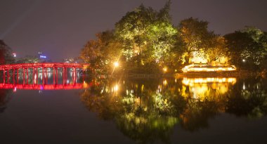 Hoan Kiem Gölü. Hanoi gece görünümü