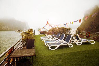 Lüks yolcu gemisinin güvertesindeki şezlonglar.