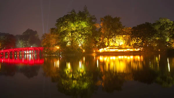 Hoan Kiem Lake. Vista noturna em Hanói — Fotografia de Stock