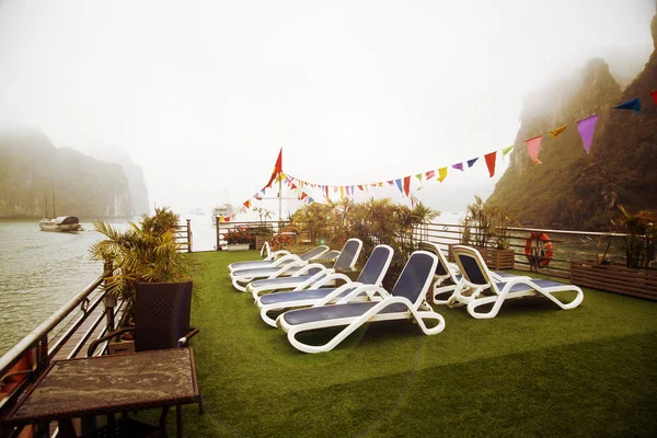 Гостиные кресла на палубе роскошного круизного судна — стоковое фото