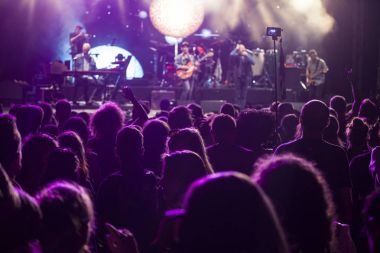 Sahne Alanı'nda, rock-pop müzik konser bant gerçekleştirir.