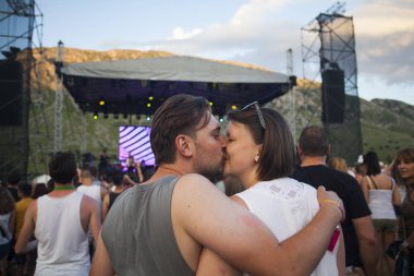 Sahne Alanı'nda, rock-pop müzik konser bant gerçekleştirir.