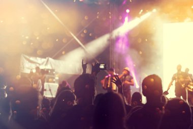 bir konserinde Kalabalığı eğlendirmekten