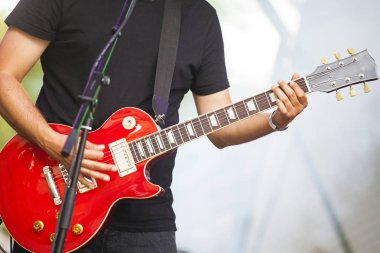 Sahne Alanı'nda müzisyen