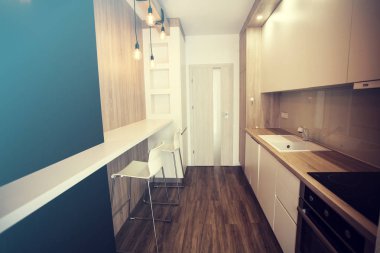 Barlı küçük bir mutfak.