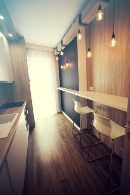 Barlı küçük bir mutfak.