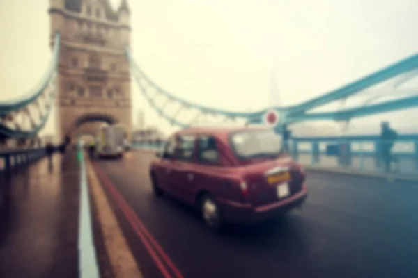 伦敦交通高峰时间在 Lon 塔二桥桥面上的模糊的照片 — 图库照片