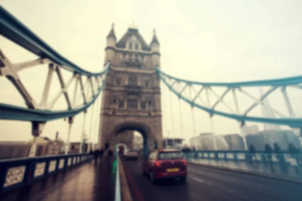 Foto sfocata del traffico londinese all'ora di punta su Tower Bidge, Lon — Foto Stock