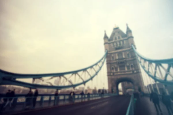 Foto sfocata del traffico londinese all'ora di punta su Tower Bidge, Lon — Foto Stock