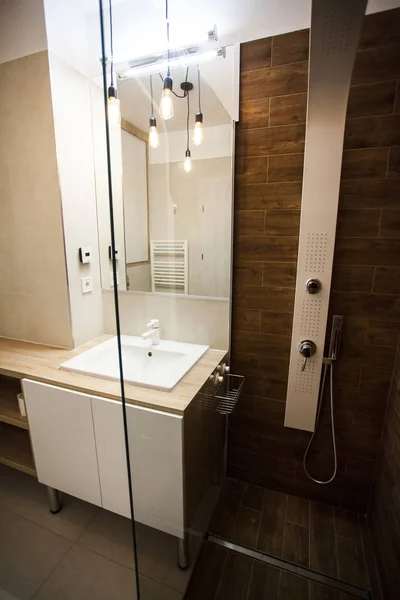 Yeni apartman dairesi, duşlu modern banyo. — Stok fotoğraf