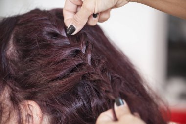 Saç stilisti geline