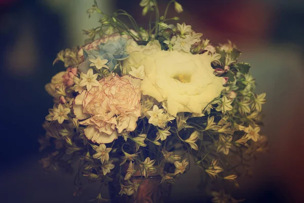 Blumenstrauß auf dem Hochzeitstisch — Stockfoto
