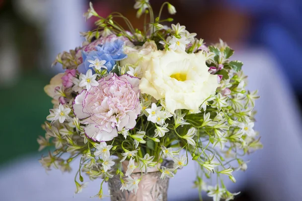 Flower bouquet on wedding table — Stock Photo, Image