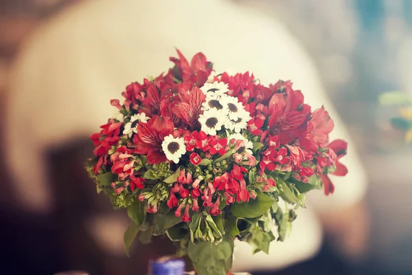Flower bouquet on wedding table — Stock Photo, Image