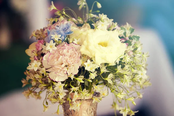 Flower bouquet on wedding table — Stock Photo, Image