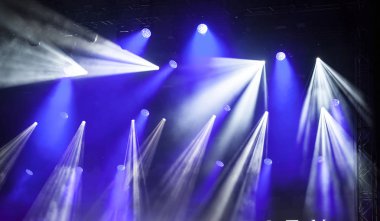 Reflektör ışıklar bir Müzik Festivali