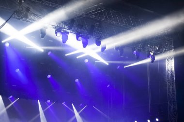 Reflektör ışıklar bir Müzik Festivali