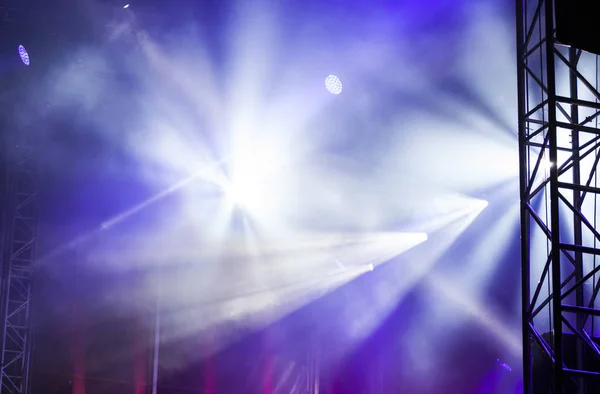 Reflectorlampen op een muziekfestival — Stockfoto