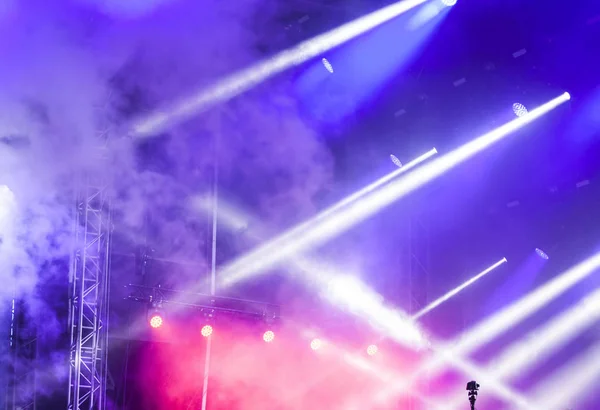 Reflektorlichter bei einem Musikfestival — Stockfoto
