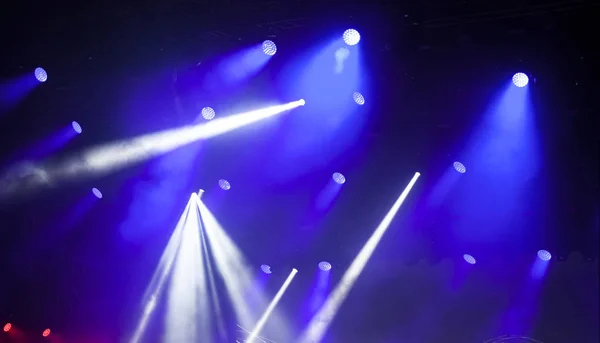 ไฟสะท้อนแสงในเทศกาลดนตรี — ภาพถ่ายสต็อก