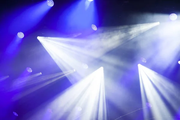 Reflektorlichter bei einem Musikfestival — Stockfoto