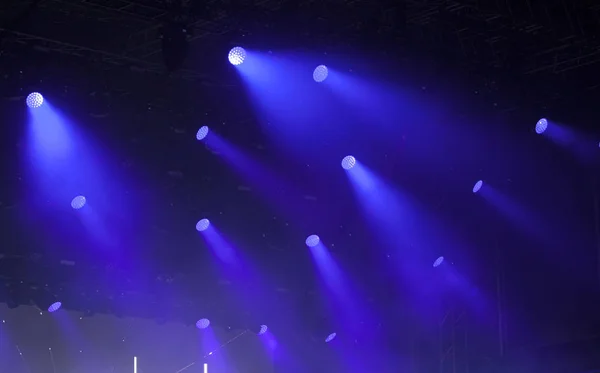 Reflektor lampor på en musikfestival — Stockfoto