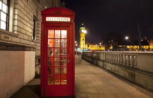 Cabine de telefone vermelho à noite, Big Ben à distância, Londres, U — Fotografia de Stock
