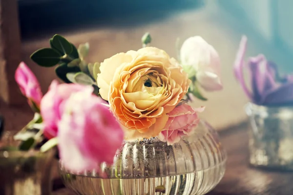 Ροζ λουλούδια σε ένα βάζο με αντίκες — Φωτογραφία Αρχείου