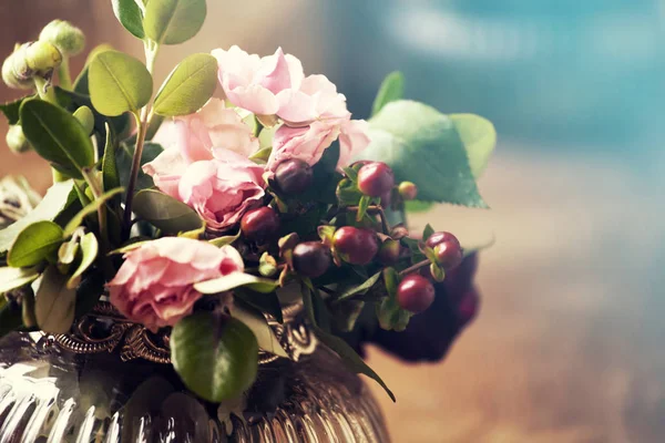 Roze bloemen in een antieke vaas — Stockfoto