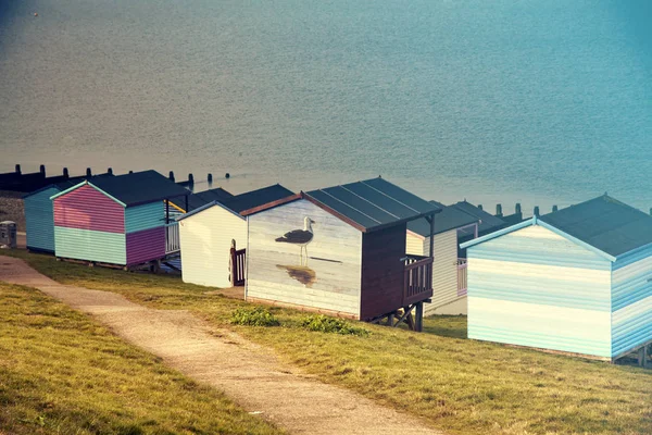 Céu azul e cabanas de praia coloridas ao longo da costa de Whitstab — Fotografia de Stock