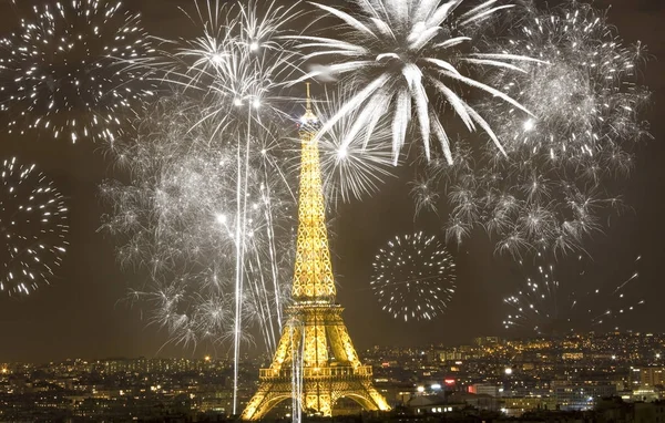 Yılbaşı Paris kutluyor