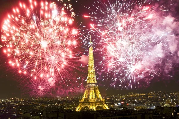 Celebrando el Año Nuevo en París —  Fotos de Stock