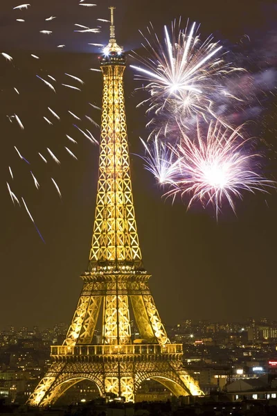 Celebrando el Año Nuevo en París — Foto de Stock