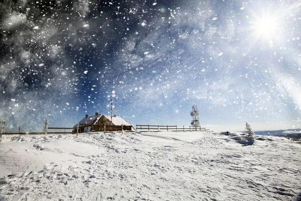 Snöig väg i bergen — Stockfoto