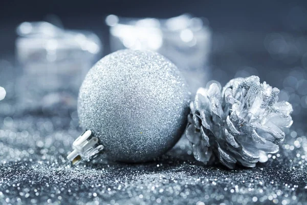 Close up sulle decorazioni dell'albero di Natale — Foto Stock