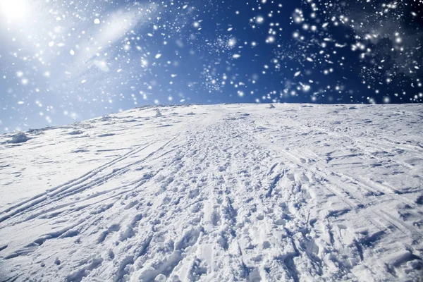 山上的雪 hilside — 图库照片